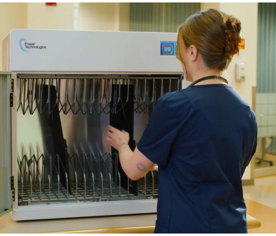 Clean-N-Charge Desinfektions- und Ladeschrank für 18 Geräte bis zu 14 Zoll