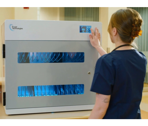 Clean-N-Charge Desinfektions- und Ladeschrank für 18 Geräte bis zu 14 Zoll