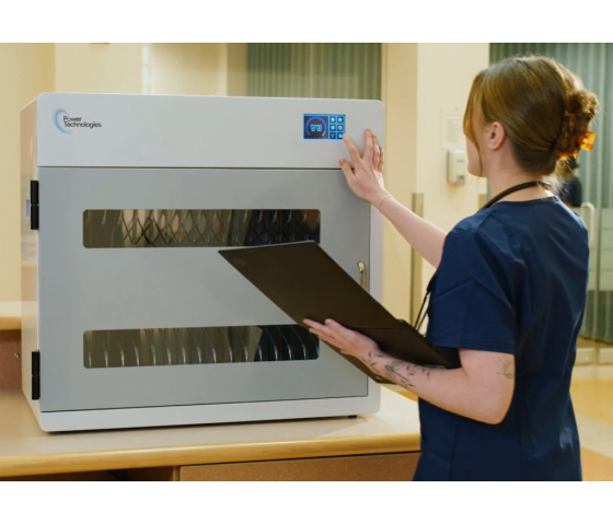 Clean-N-Charge Desinfektions- und Ladeschrank für 18 Geräte bis zu 14 Zoll